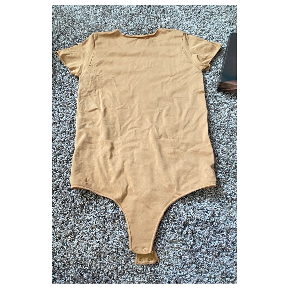 SKIMS essential t-shirt bodysuit. Never worn!. L/XL